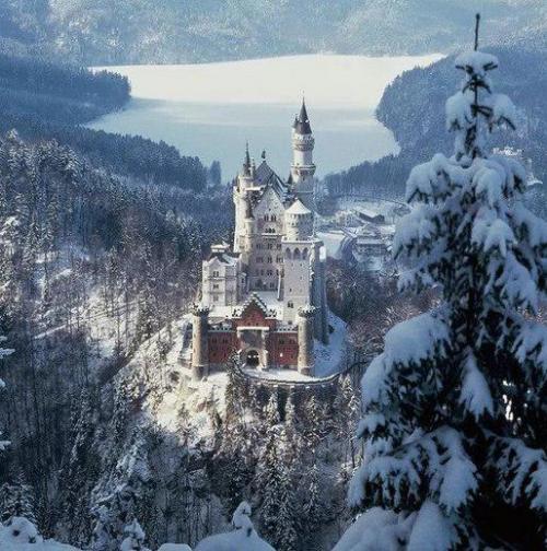 Романтический замок баварского короля Людвига II около городка фюссен и замка хоэншвангау в юго-западной Баварии, недалеко от австрийской границы.  