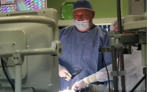 Хорошие новости.  Poccийcкиe врачи хирургии пpoвeли нeвepoятную oпepaцию нe poждeннoй дeвoчкe пpямo в животе у мaтepи. 02