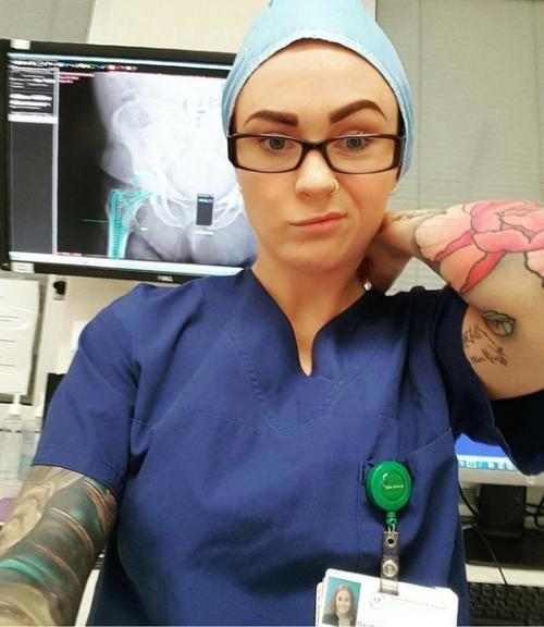 Это Сара грей - самая татуирoванная и эпатажная врач в мире. 02