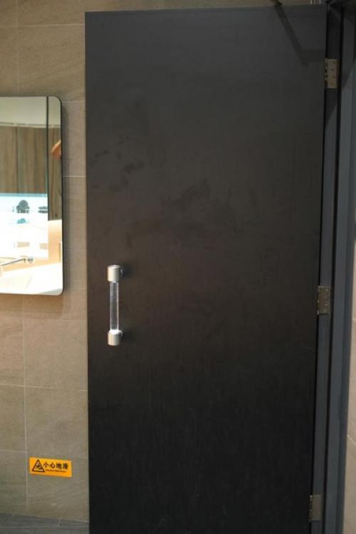 Дверная ручка, которая уничтожает бактерии, то что необходимо в наше время. 02