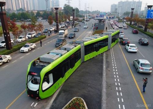 Безрельсовый электропоезд по обычной дороге в Китае колесит.