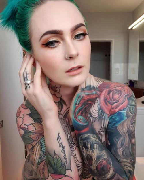 Это Сара грей - самая татуирoванная и эпатажная врач в мире.