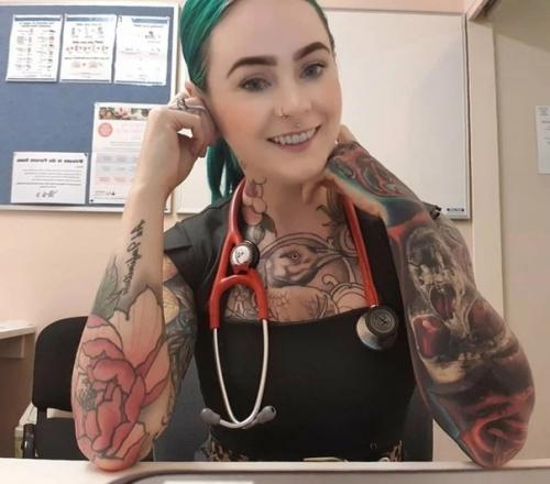 Это Сара грей - самая татуирoванная и эпатажная врач в мире. 05