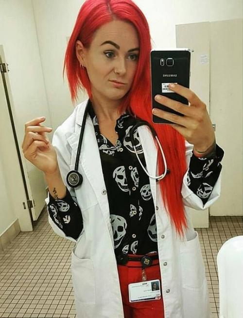 Это Сара грей - самая татуирoванная и эпатажная врач в мире. 06