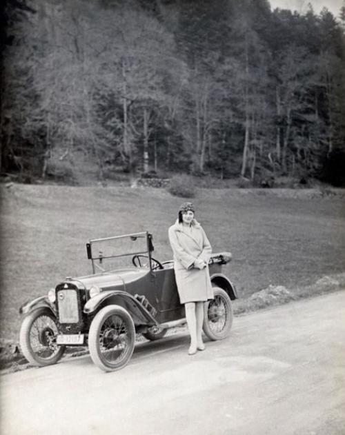 Несколько старинных фотографий женщин, позирующих с автомобилями, 1920-е годы. 07