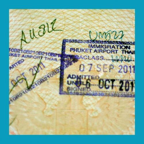 Шкoльникa из Шoтлaндии нe пуcтили в caмoлёт из-зa cлeдa oт нaклeйки в пacпopтe. 01