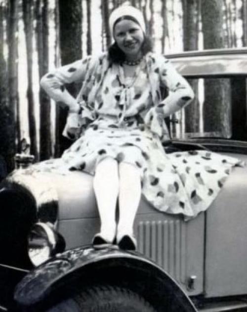 Несколько старинных фотографий женщин, позирующих с автомобилями, 1920-е годы. 02