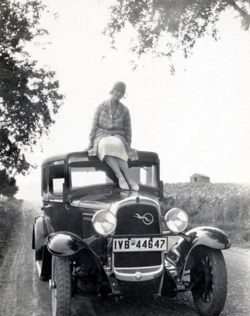 Несколько старинных фотографий женщин, позирующих с автомобилями, 1920-е годы. 06