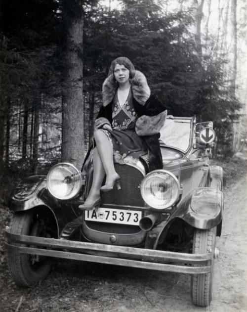 Несколько старинных фотографий женщин, позирующих с автомобилями, 1920-е годы. 04
