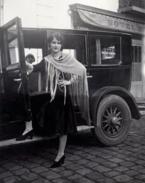 Несколько старинных фотографий женщин, позирующих с автомобилями, 1920-е годы. 08