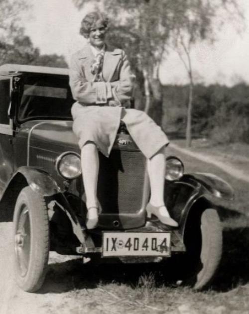 Несколько старинных фотографий женщин, позирующих с автомобилями, 1920-е годы. 09