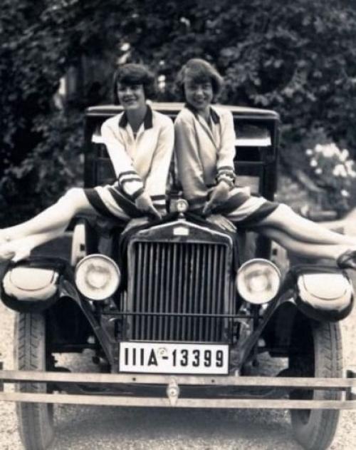 Несколько старинных фотографий женщин, позирующих с автомобилями, 1920-е годы. 01