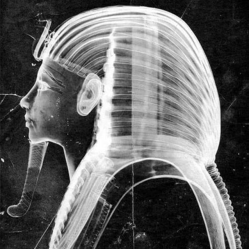 Рентгеновское исследование золотой маски короля тутанхамона дало неожиданные результаты.  