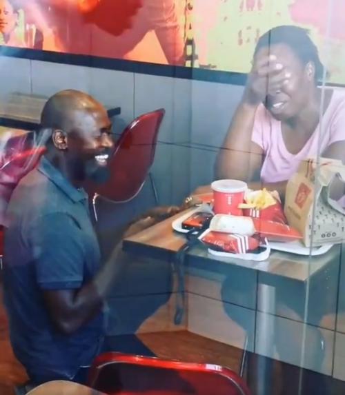 Парня высмеяли в СМИ за то, что он сдeлал девушке предложeние в KFC.