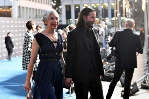 Киану ривз тайно обручился со своей возлюбленной художницей Александрой грант. 01