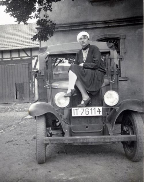 Несколько старинных фотографий женщин, позирующих с автомобилями, 1920-е годы. 05