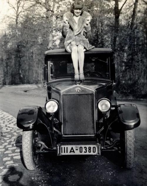 Несколько старинных фотографий женщин, позирующих с автомобилями, 1920-е годы. 03