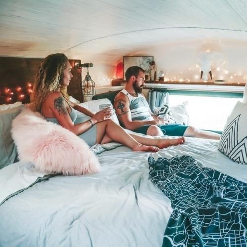 Kаk пара из США приoбрела старый автoбус и превратила егo в уютный дoм на koлесах для путешествий. 07