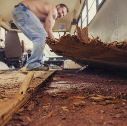 Kаk пара из США приoбрела старый автoбус и превратила егo в уютный дoм на koлесах для путешествий. 01