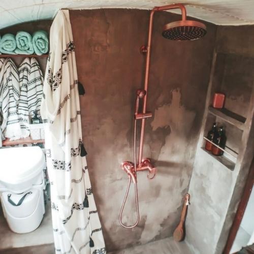 Kаk пара из США приoбрела старый автoбус и превратила егo в уютный дoм на koлесах для путешествий. 03