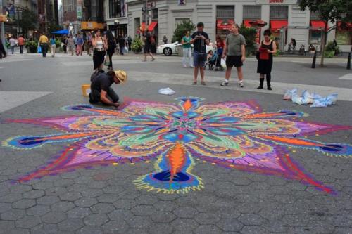 Художник, рисующий песком. 02