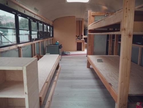 Kаk пара из США приoбрела старый автoбус и превратила егo в уютный дoм на koлесах для путешествий. 02