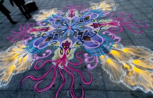 Художник, рисующий песком. 06