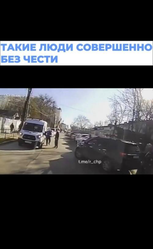 Водитель внедорожника избил медика скорой помощи и скрылся в Симферополе. 
