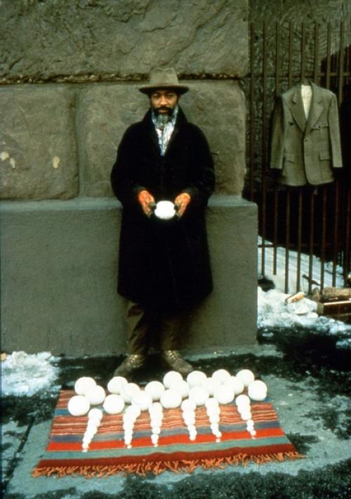 Амepиканский художник Дэвид хэммонс снежки на улице в Нью-йоркe продает. 01