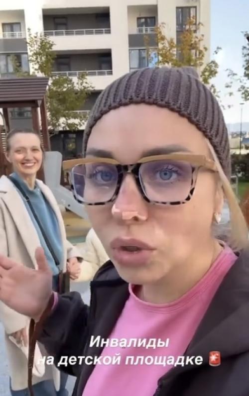 Сначала это выглядело как обычная сцена на детской площадке. 01