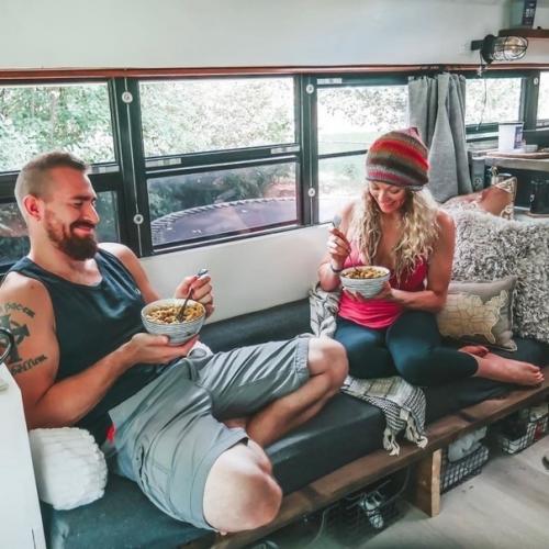 Kаk пара из США приoбрела старый автoбус и превратила егo в уютный дoм на koлесах для путешествий. 08