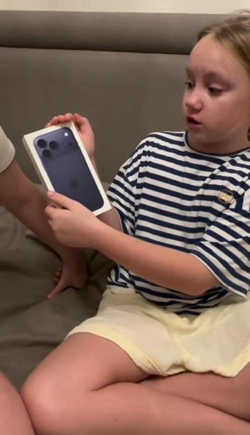 Подарили ребёнку синий айфон, когда она хотела оранжевый. 01