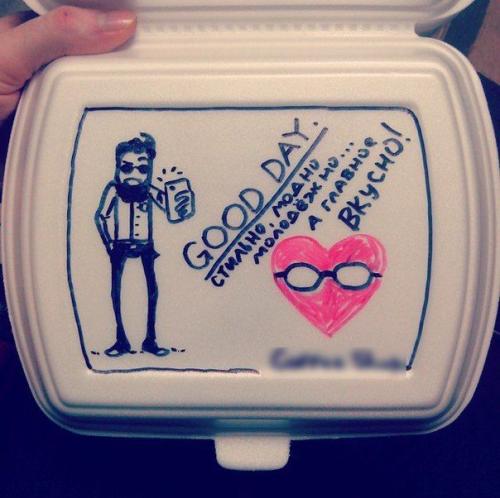 Работаю в кофейне.  Попросили написать Приятного Аппетита или приходите к нам ещё на ланчбоксах. 06