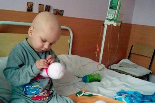 Четырехлетний мальчик самостоятельно заработал на лечение рака. 

