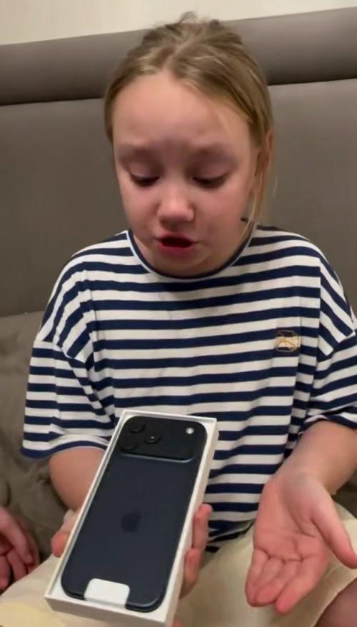 Подарили ребёнку синий айфон, когда она хотела оранжевый. 02