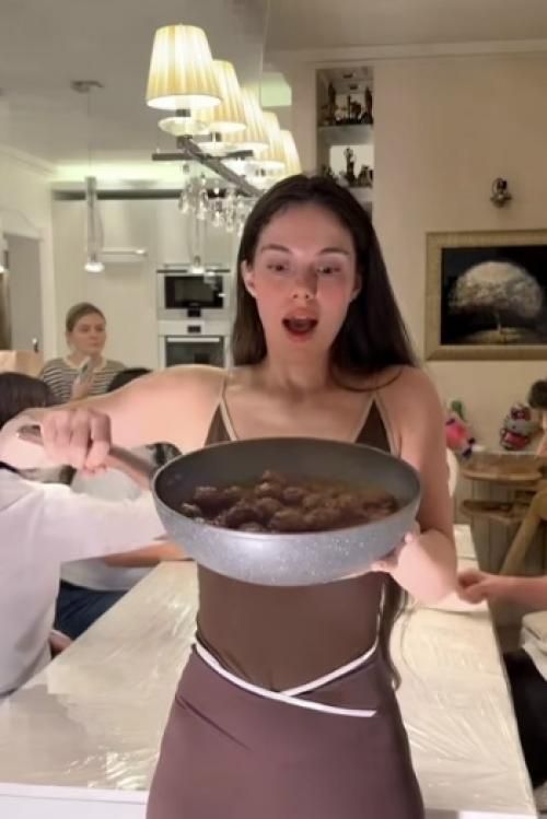 Она решила не заморачиваться с тарелками и сервировкой и просто вывалила всё на стол. 01