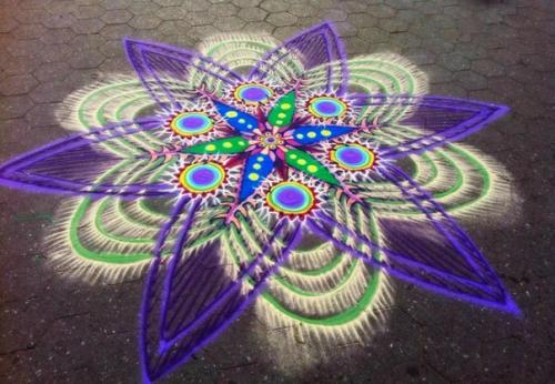 Художник, рисующий песком.