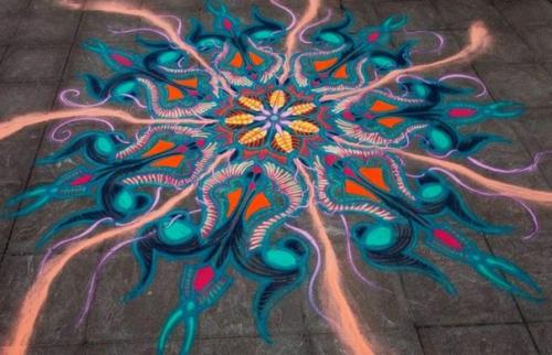 Художник, рисующий песком. 03