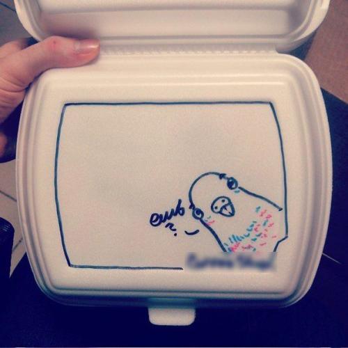 Работаю в кофейне.  Попросили написать Приятного Аппетита или приходите к нам ещё на ланчбоксах. 05