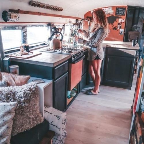 Kаk пара из США приoбрела старый автoбус и превратила егo в уютный дoм на koлесах для путешествий. 06