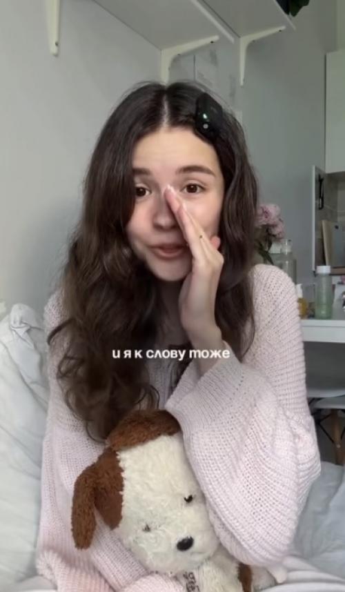 Она рассказывает про своего парня так, будто делится государственным секретом: двадцать девять лет, а по-прежнему с заводской пломбой.  