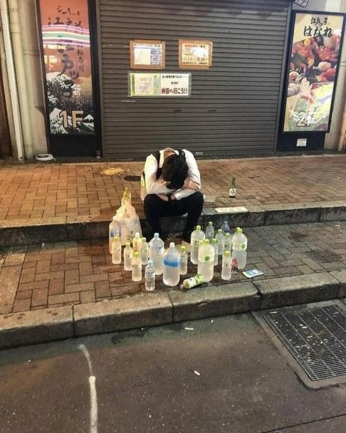 В Японии, если человек напился и лёг прямо на асфальт, прохожие не трогают его, не снимают сторис и не вызывают полицию. 

