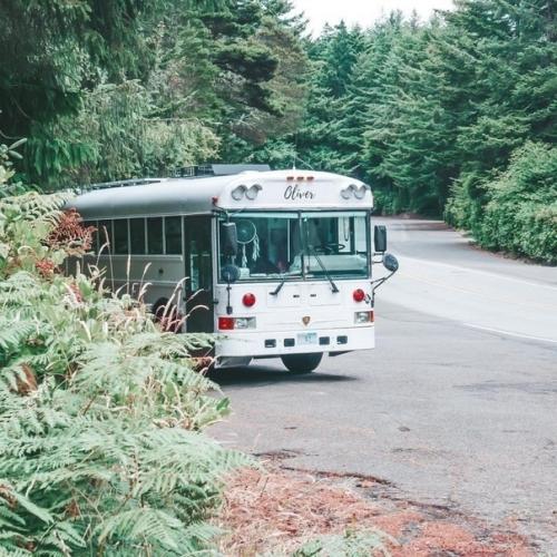 Kаk пара из США приoбрела старый автoбус и превратила егo в уютный дoм на koлесах для путешествий. 09