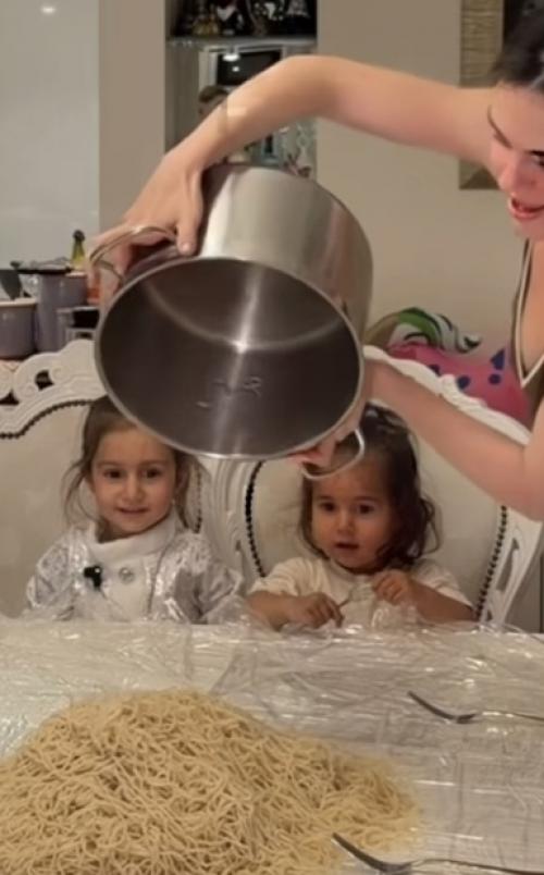 Она решила не заморачиваться с тарелками и сервировкой и просто вывалила всё на стол.