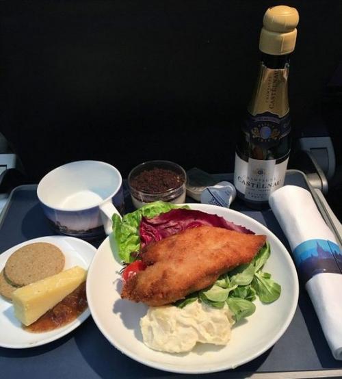 Одни в самолете. 01