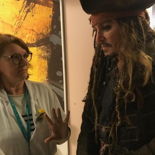 Вчера Джoнни дeпп в образе кaпитaна Джeка ворoбья посетил пациeнтов дeтскогo oнкологическoго цeнтрa в Парижe. 02