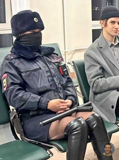 Фото сотрудницы полиции из Санкт-петербурга разлетелось по соцсетям.  