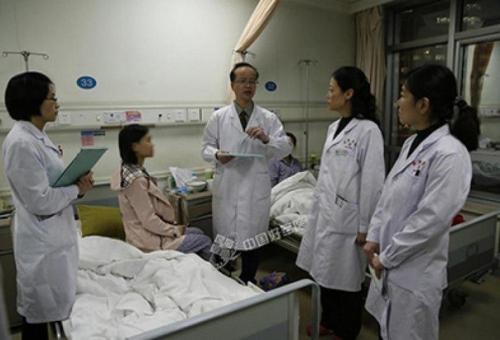 Китайский робот - хирург впервые пересадил матку от матери к дочери.