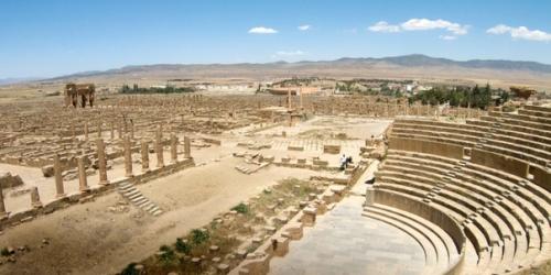 Тимгад - древний римский город с сохранившейся перпендикулярной застройкой. 01