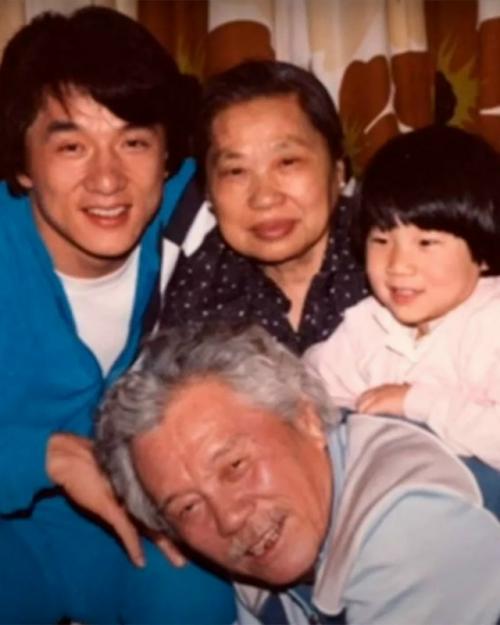 Джеки чан рос, думая, что его родители - обычные рабочие. 
